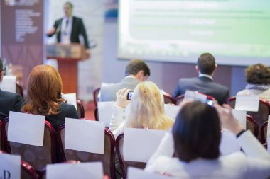 İş adamları dinleme gruba konuşan toplantısında ifade öğretim görevlisi.