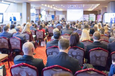 Arkadan görünüşü insanlar iş konferans ziyaret.