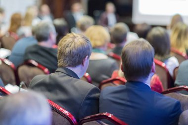 Konferansta dinleme insanlar. Arkadan Görünüm