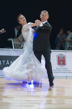 Profesyonel kıdemli dans çift gerçekleştirir Wdsf Baltık Grand Prix-2106 Şampiyonası Avrupa Standart Program