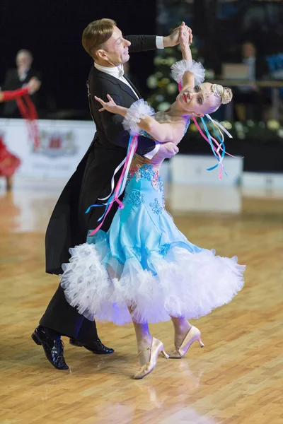 Profesyonel kıdemli dans çift gerçekleştirir Wdsf Baltık Grand Prix-2106 Şampiyonası Avrupa Standart Program