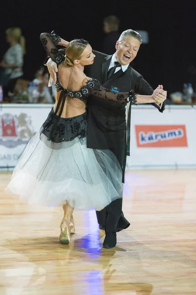 Profesyonel kıdemli dans çift gerçekleştirir Wdsf Baltık Grand Prix-2106 Şampiyonası Avrupa Standart Program