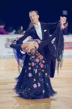Profesyonel kıdemli dans çift gerçekleştirir Wdsf Baltık Grand Prix-2106 Şampiyonası Avrupa Standart Program