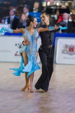 Yetişkin dans çift Gençlik Latin Amerika programı Wdsf Baltık Grand Prix-2106 Şampiyonası üzerinde gerçekleştirir.