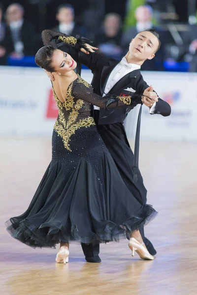 Yetişkin dans çift gençlik standart Avrupa Program Wdsf Baltık Grand Prix-2106 Şampiyonası üzerinde gerçekleştirir.