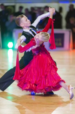 Kimliği belirsiz dans çift çocuk-1 standart Avrupa Program gerçekleştirir