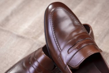 Ayakkabı kavram ve fikirler. Kahverengi şık deri Penny mokasen ayakkabı çifti closeup 