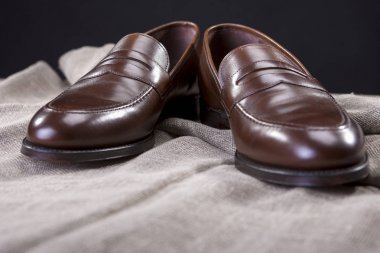 Ayakkabı kavram ve fikirler. Closeup şık Modern kahverengi deri Penny mokasen ayakkabı 