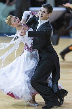 Kimliği belirsiz dans çift yetişkin standart Avrupa Program Wdsf Minsk açık dans festivali-2017 üzerinde gerçekleştirin.