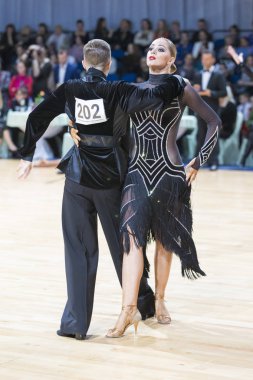 Kimliği belirsiz profesyonel dans çift Gençlik Latin Amerika programı Wdsf Minsk açık dans festivali-2017 üzerinde gerçekleştirir.