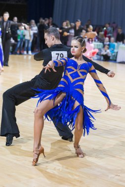 Kimliği belirsiz profesyonel dans çift Gençlik Latin Amerika programı Wdsf Minsk açık dans festivali-2017 üzerinde gerçekleştirir.