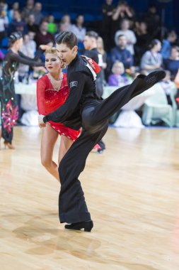 Kimliği belirsiz profesyonel dans çift Gençlik Latin Amerika programı Wdsf Minsk açık dans festivali-2017 üzerinde gerçekleştirir.