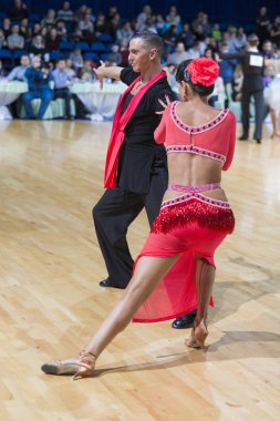 Minsk, Beyaz Rusya-Şubat 18, 2017: Pro-Am dans çift 18 Şubat 2017 yılında Wdsf Minsk açık dans festivali-2017 Şampiyonası üzerinde Pro-Am Süper Kupası Uluslararası Latin Program Minsk, Beyaz Rusya'da gerçekleştirir.