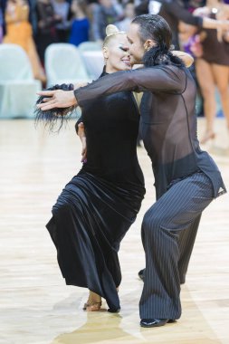 Kimliği belirsiz profesyonel dans çift yetişkin Latin Amerika programı Wdsf Minsk açık dans festivali-2017 üzerinde gerçekleştirir.