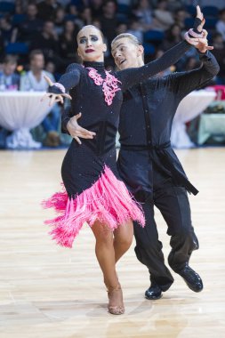 Kimliği belirsiz profesyonel dans çift yetişkin Latin Amerika programı Wdsf Minsk açık dans festivali-2017 üzerinde gerçekleştirir.