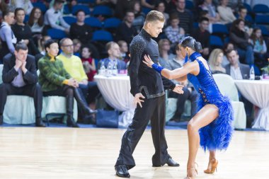 Kimliği belirsiz profesyonel dans çift yetişkin Latin Amerika programı Wdsf Minsk açık dans festivali-2017 üzerinde gerçekleştirir.