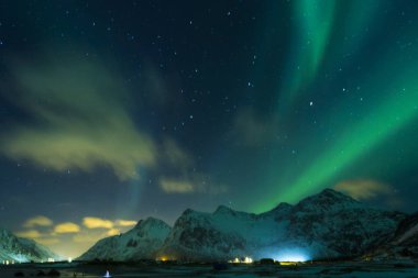 Aurora Borealis bilinen Kuzey ışıkları ile canlı renkler üzerinde Lofoten Adaları Norveç'te oynarken olarak.