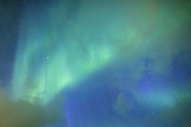 Şaşırtıcı pitoresk benzersiz Kuzey ışıkları Aurora Borealis Lofoten Adaları Norveç'in Kuzey bölümünde.