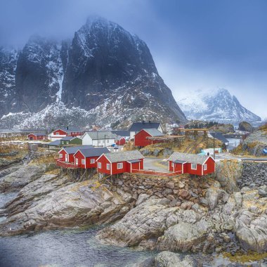 Seyahat kavram ve fikirler. Hamnoy dağ tepe geleneksel balıkçı kulübesinde Köyü