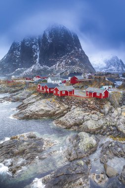 Seyahat kavram ve fikirler. Hamnoy erken Bahar sırasında geleneksel balıkçı kulübe Köyü 