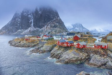 Seyahat kavram ve fikirler. Hamnoy erken Bahar süre boyunca geleneksel balıkçı kulübe Köyü