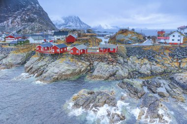 Seyahat kavram ve fikirler. Hamnoy erken Bahar süre boyunca geleneksel balıkçı kulübe Köyü