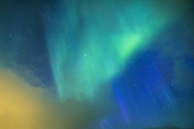 Şaşırtıcı ve eşsiz Kuzey ışıkları Aurora Borealis bitti Lofoten Adaları Norveç'te