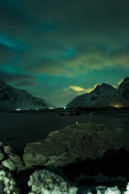 Aurora Borealis bilinen Kuzey ışıkları canlı renkler üzerinde Lofoten Adaları ile oynarken olarak