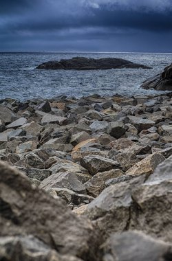 Lofoten Adaları Norveç'te, taşlı sahil hattı.
