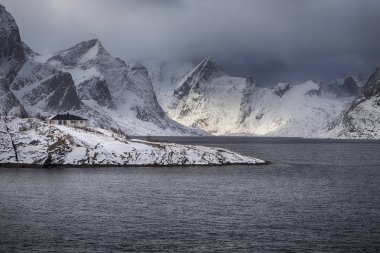 Lofoten Adaları karşı karlı dağlar Norveç'te de güzel gün batımı