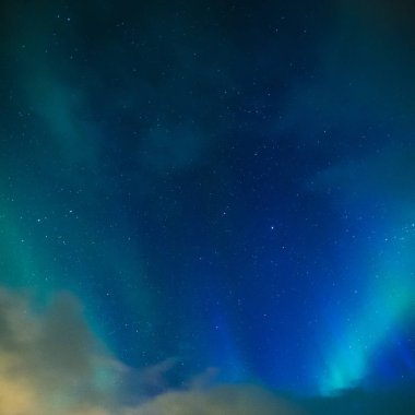 Aurora Borealis bilinen Kuzey ışıkları canlı renkler üzerinde Lofoten Adaları ile oynarken olarak