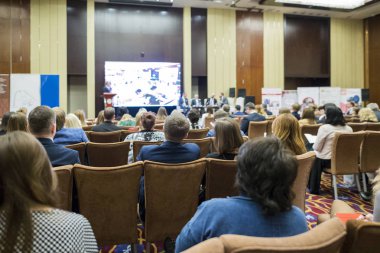 İş toplantıları, konferanslar kavram ve fikirler. Seyirciler önünde duran erkek ana bilgisayar hoparlörleri