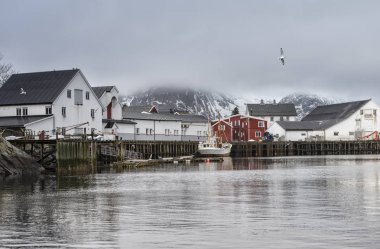 Soğuk karlı Norveççe liman deniz manzarası görünümü Toppoya ve Hamnoy