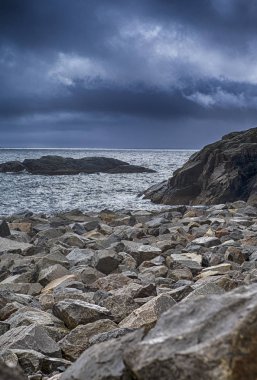 Pitoresk taşlı Shore Lofoten Adaları Norveç dramatik mavi gökyüzü karşı'adlı.