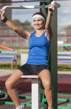 Spor kavram ve fikirler. Uygun egzersiz sahip postive beyaz kadın atlet 