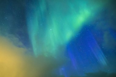 Şaşırtıcı ve eşsiz Kuzey ışıkları Aurora Borealis bitti Lofoten