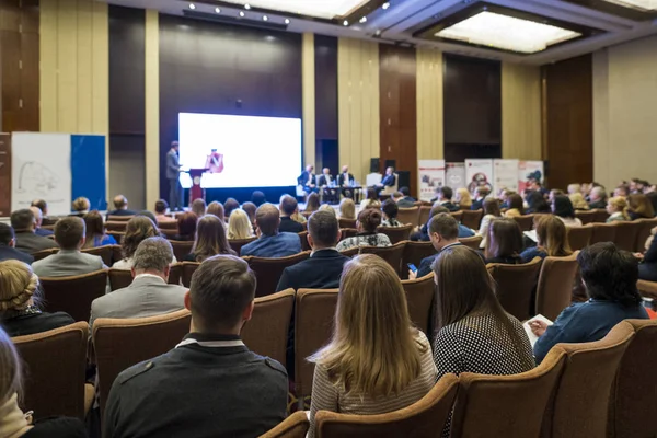 Konferans sırasında seyirciler önünde duran erkek ana bilgisayar hoparlörleri. 