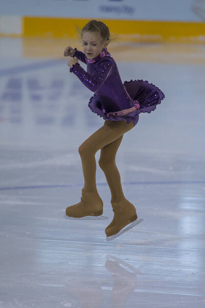 Женский фигурист выступает на Кубке "Минск-Арены-2017"
