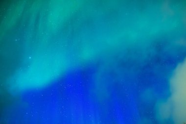 Şaşırtıcı pitoresk benzersiz Kuzey ışıkları Aurora Borealis Lofoten Adaları Norveç'in Kuzey bölümünde.