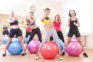 Spor ve Fitness kavramları. Grup çalışmaları ile Fitballs sahip beş beyaz kadın sporcuların