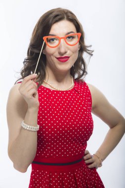 Doğal yüz önünde sanatsal gözlük ile Kafkas esmer kadın portresi