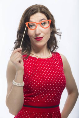 Yüz önünde sanatsal gözlük ile sürpriz Kafkas esmer kadın portresi