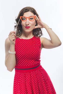 Şehvetli çekici beyaz esmer kız yüz önünde sanatsal gözlük tutan portresi