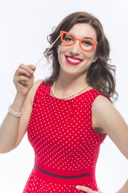 Doğal sanatsal gözlük ile şehvetli komik beyaz esmer kadın portresi