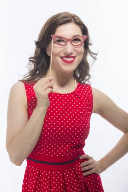 Doğal yüz önünde sanatsal gözlük ile şehvetli komik beyaz esmer kadın portresi