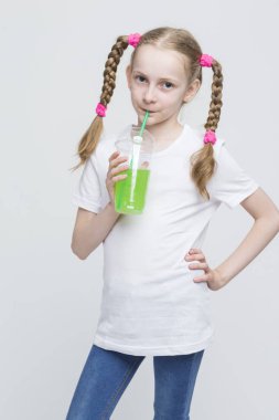 Çocuklar yaşam tarzı kavramları. Oldukça uzun kuyruklu Beyaz sarışın kız gülümseyerek portresi 