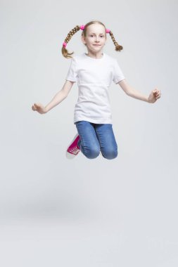 Yüksek atlama yapmak Pigtails ile beyaz sarışın kız gülümseyerek portresi