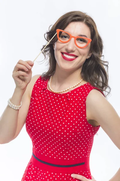 Doğal sanatsal gözlük ile şehvetli komik beyaz esmer kadın portresi