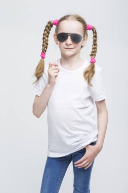 Çocuklar fikirler ve kavramlar. Sanatsal gözlük ile poz Pigtails olumlu Beyaz sarışın kız portresi