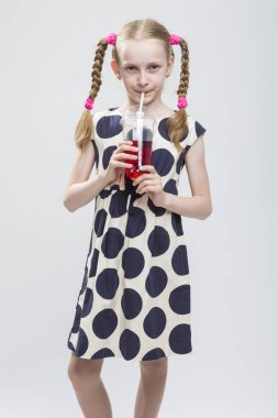 Pigtails karşı beyaz puantiyeli elbise poz ile beyaz sarışın kız closeup portresi.